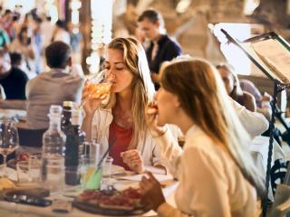 Bỏ túi 9 bí kíp "vàng" giúp du khách ăn uống ngon miệng, an toàn như dân bản địa