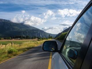 So sánh ưu, nhược điểm khi đi du lịch giữa xe gia đình và thuê ô tô dịch vụ