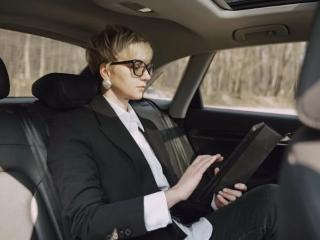 Bí quyết chọn đơn vị cho thuê xe đưa đón công nhân viên, chuyên gia