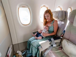 Hướng dẫn đi máy bay an toàn cho mẹ và bé