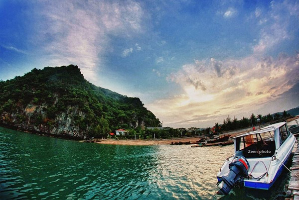 Vịnh Bái Tử Long có làn nước xanh trong quyến rũ
