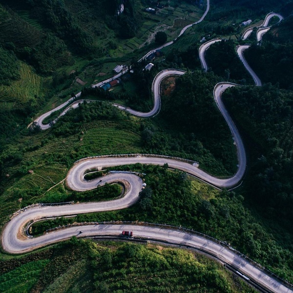 Những con đường quanh co quanh đồi núi ở Hà Giang