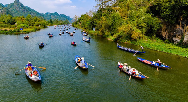 Du khách đi thuyền trên suối Yến ở chùa Hương