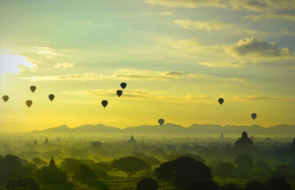 hàng trăm chiếc khinh khí cầu bay giữa trời tại Myanmar