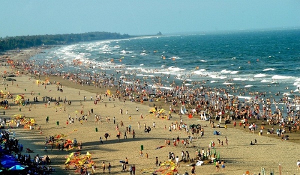 Bãi biển Sầm Sơn thu hút hàng nghìn lượt khách
