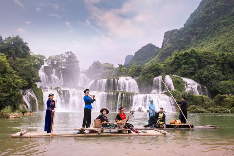 Biểu diễn văn nghệ tại Thác Bản Giốc