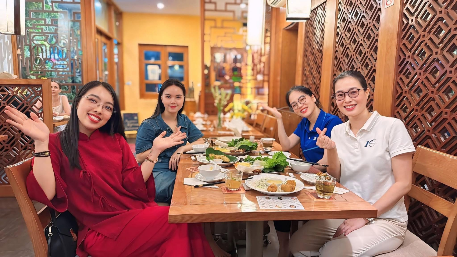 Thực khách chụp ảnh tại Aummee