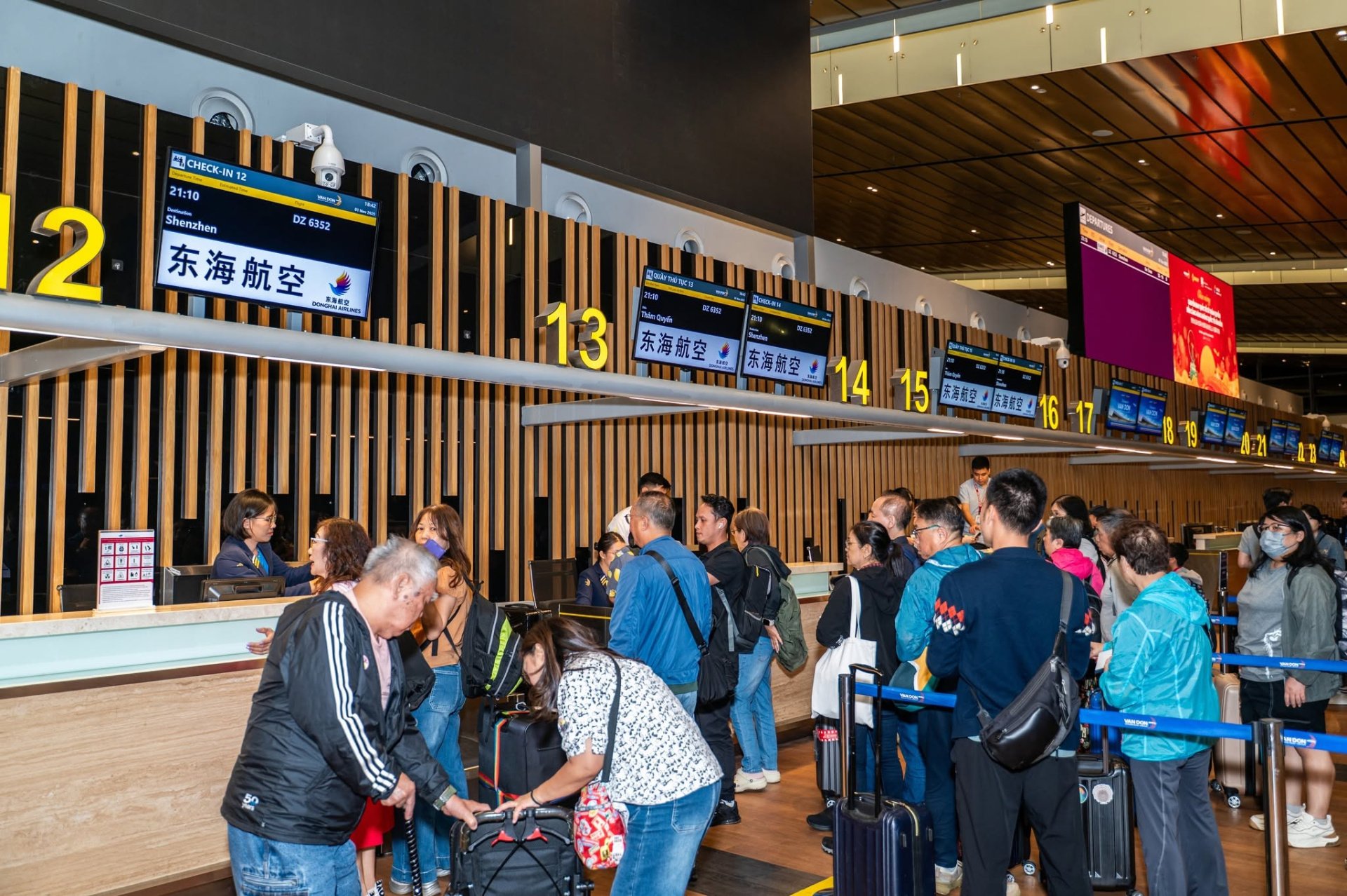 Hành khách check in tại Sân bay Quốc tế Vân Đồn