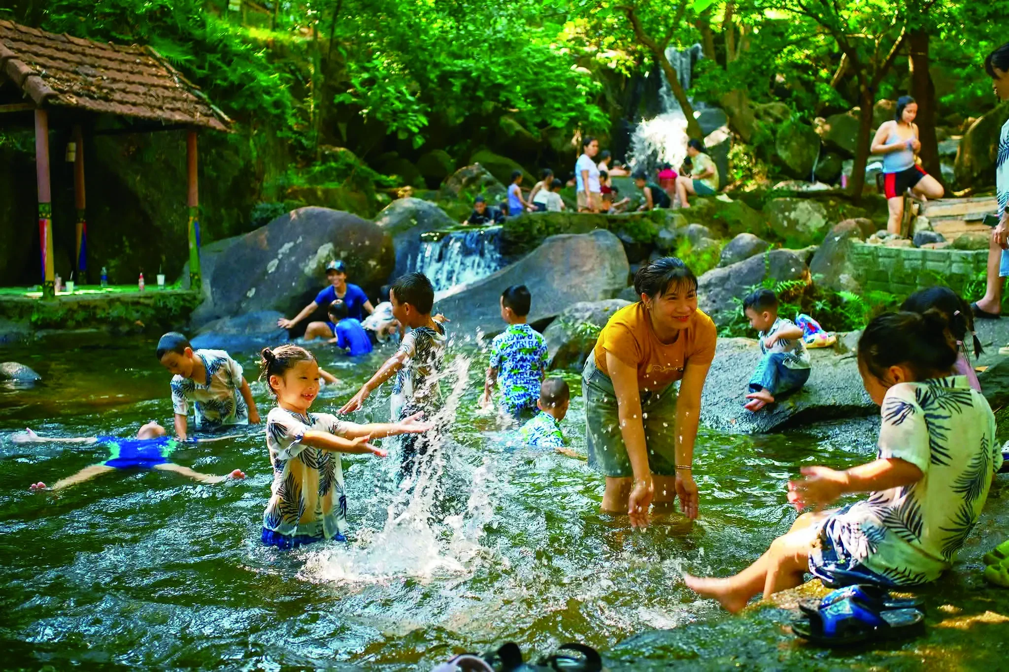 Hình ảnh du khách vui chơi tại Suối Hoa (nguồn ảnh Báo Thanh Niên)