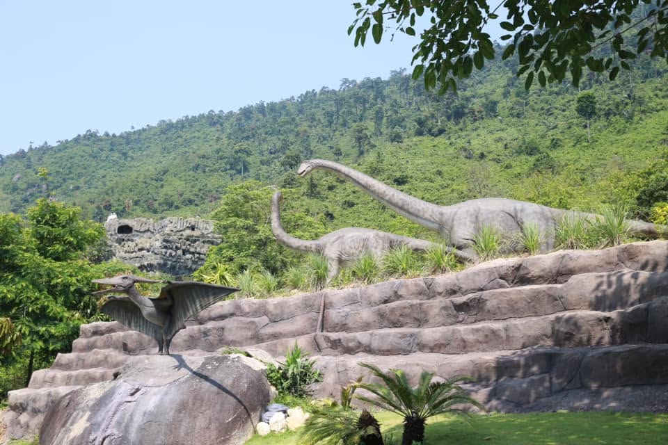 Suối khoáng nóng núi thần tài