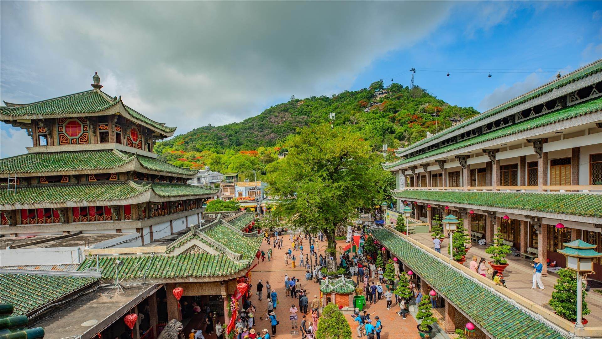 canh-quan-mieu-ba-chua-xu-nui-sam.jpg (403 KB)